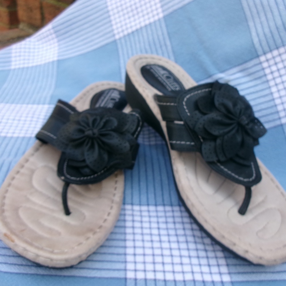 Cliffs (by White Mountain) Black Flower Sandal Size 9M